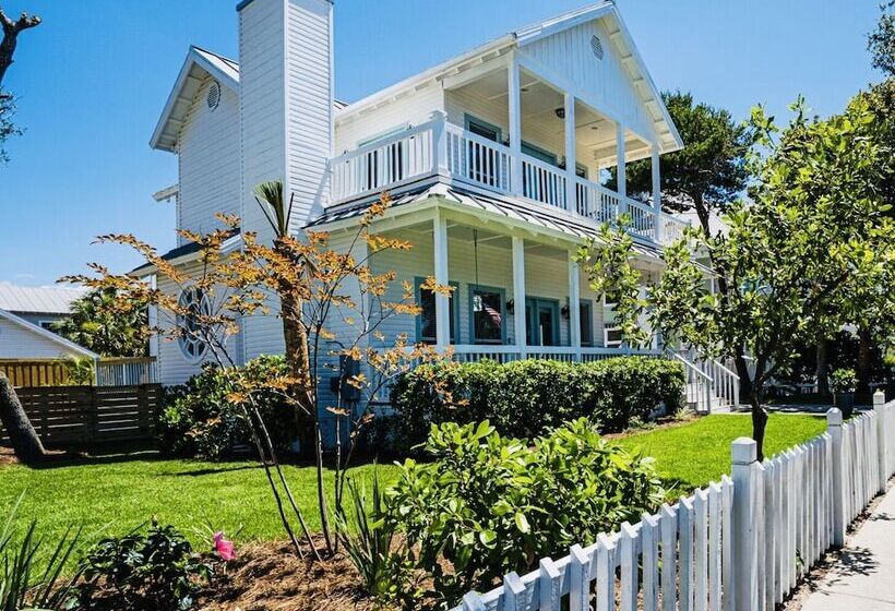 Magnolia Charms By Avantstay 2 Mins To Beach Pet Friendly, Bbq & Balcony Views!