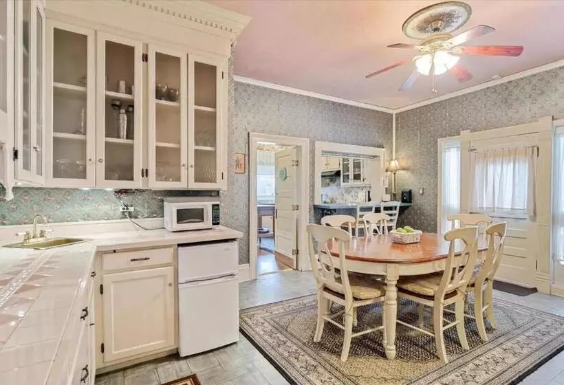 Majatalo Four Winds Victorian Venue & Suites