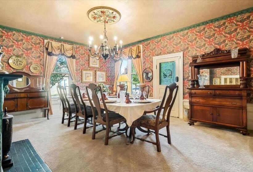 بنسيون Four Winds Victorian Venue & Suites