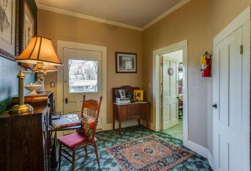 بنسيون Four Winds Victorian Venue & Suites