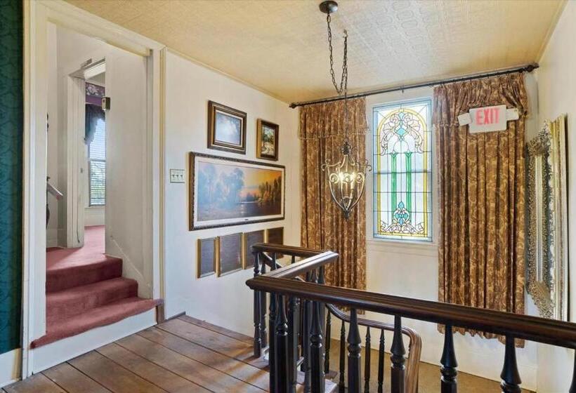 بنسيون Four Winds Victorian Venue & Suites