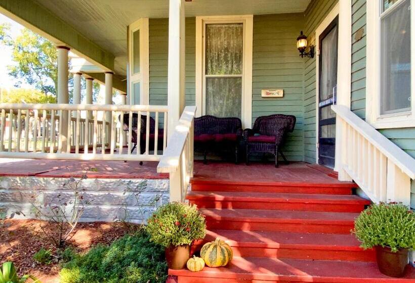 بنسيون Four Winds Victorian Venue & Suites