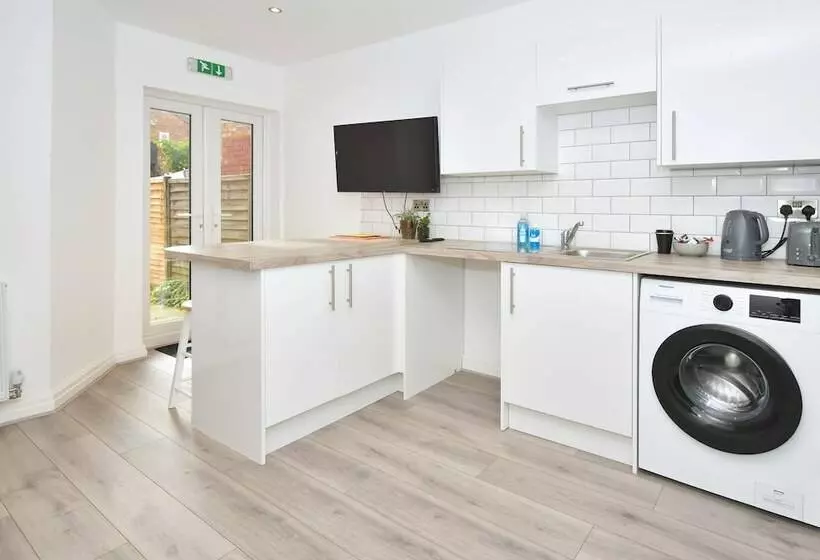 Majatalo Townhouse@ 147 Westminster Street Crewe