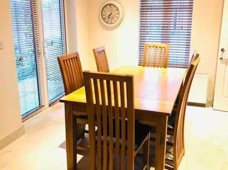 اقامتگاه 3 Bed House In Armagh City