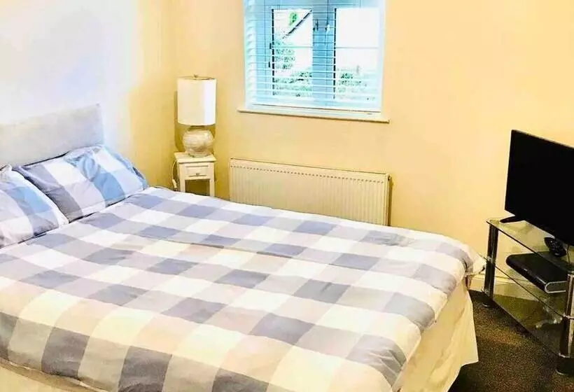 اقامتگاه 3 Bed House In Armagh City
