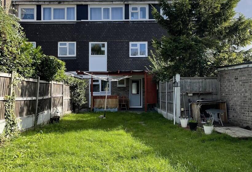 Резиденция Enjoy Lovely 4 Bed Apartment With Garden