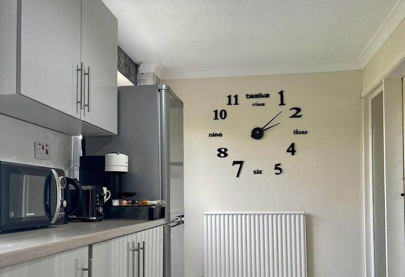 Резиденция Enjoy Lovely 4 Bed Apartment With Garden