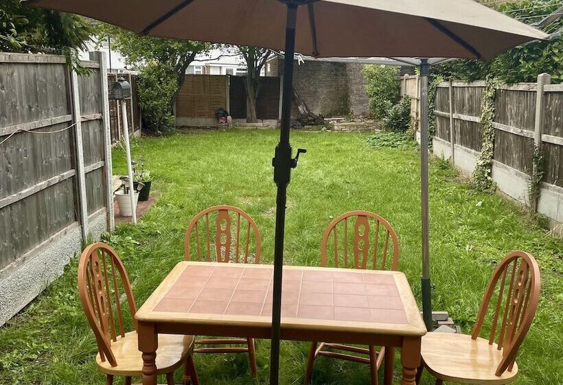 Резиденция Enjoy Lovely 4 Bed Apartment With Garden