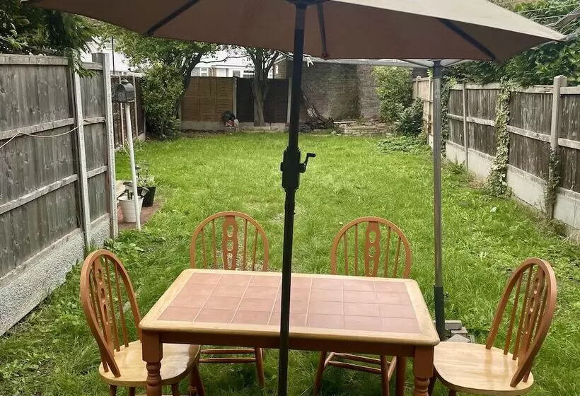 Residenssi Enjoy Lovely 4 Bed Apartment With Garden