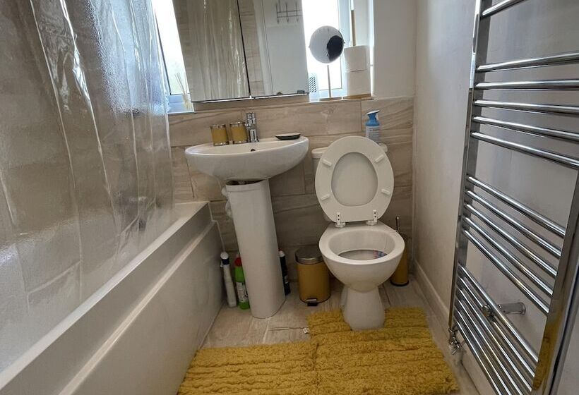 Резиденция Enjoy Lovely 4 Bed Apartment With Garden