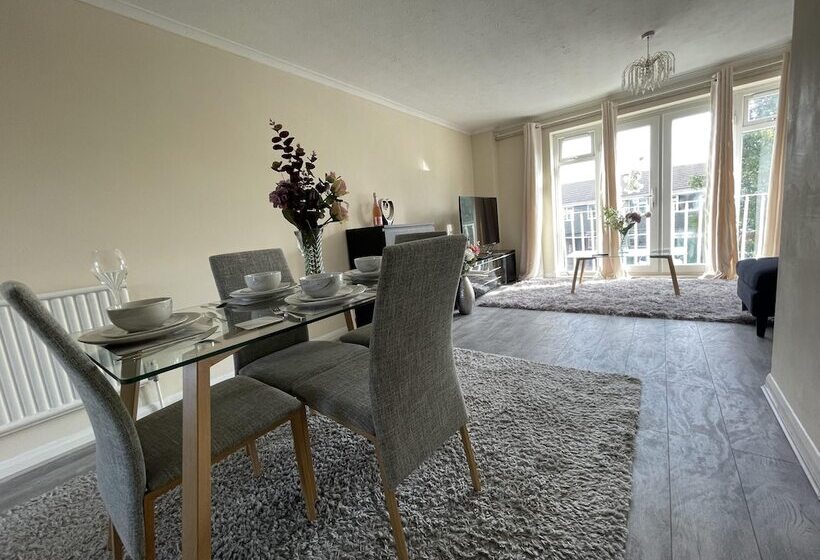 Резиденция Enjoy Lovely 4 Bed Apartment With Garden