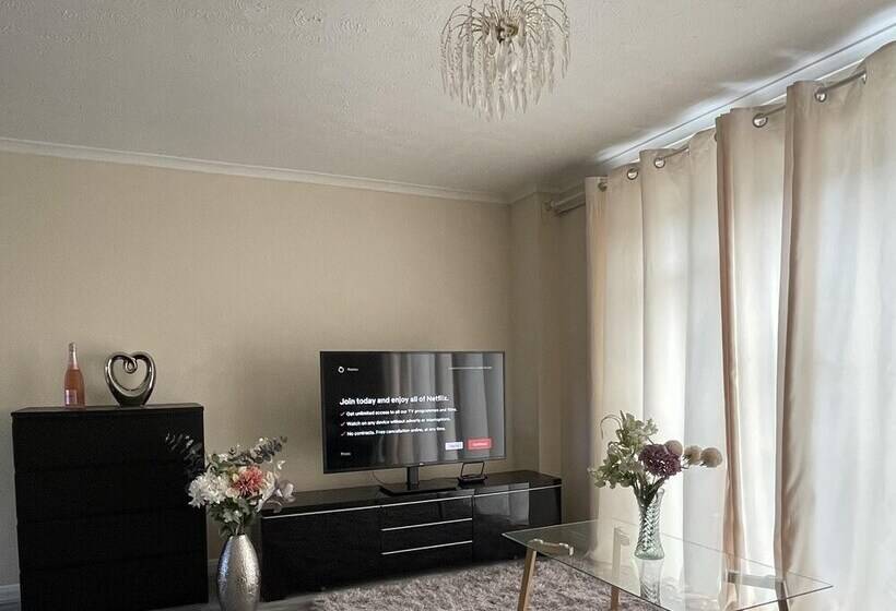 Резиденция Enjoy Lovely 4 Bed Apartment With Garden