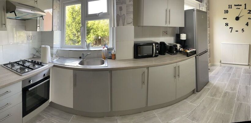 Резиденция Enjoy Lovely 4 Bed Apartment With Garden