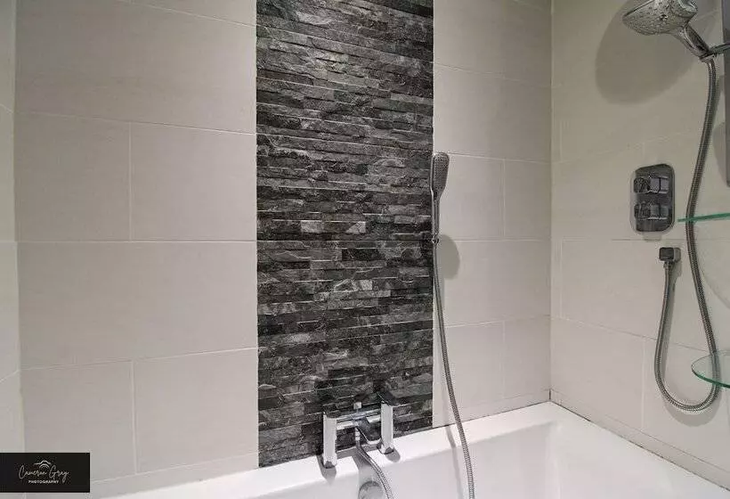 اقامتگاه Modern Home In Belfast, Office, Parking, Wifi