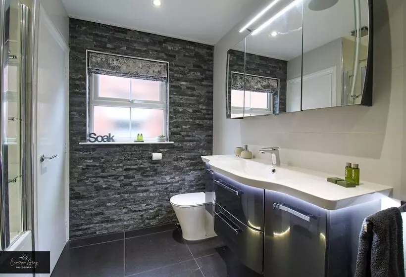 اقامتگاه Modern Home In Belfast, Office, Parking, Wifi