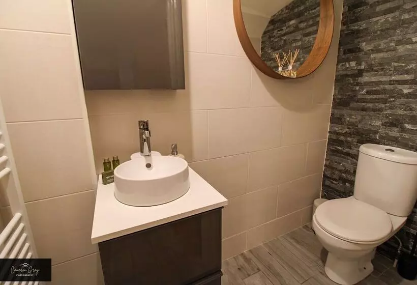 اقامتگاه Modern Home In Belfast, Office, Parking, Wifi