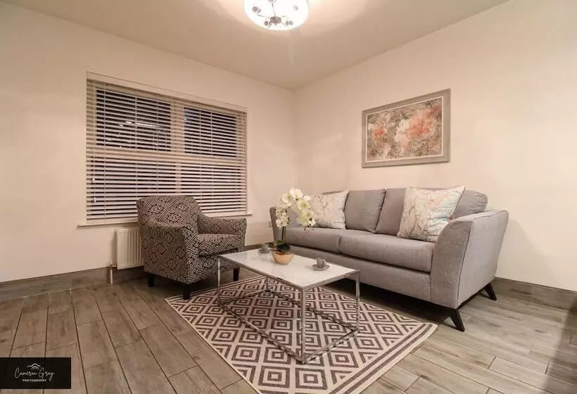 اقامتگاه Modern Home In Belfast, Office, Parking, Wifi