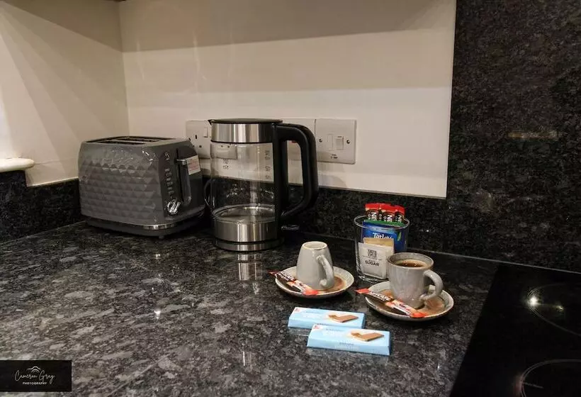 اقامتگاه Modern Home In Belfast, Office, Parking, Wifi