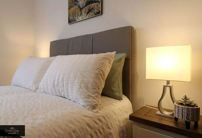 اقامتگاه Modern Home In Belfast, Office, Parking, Wifi