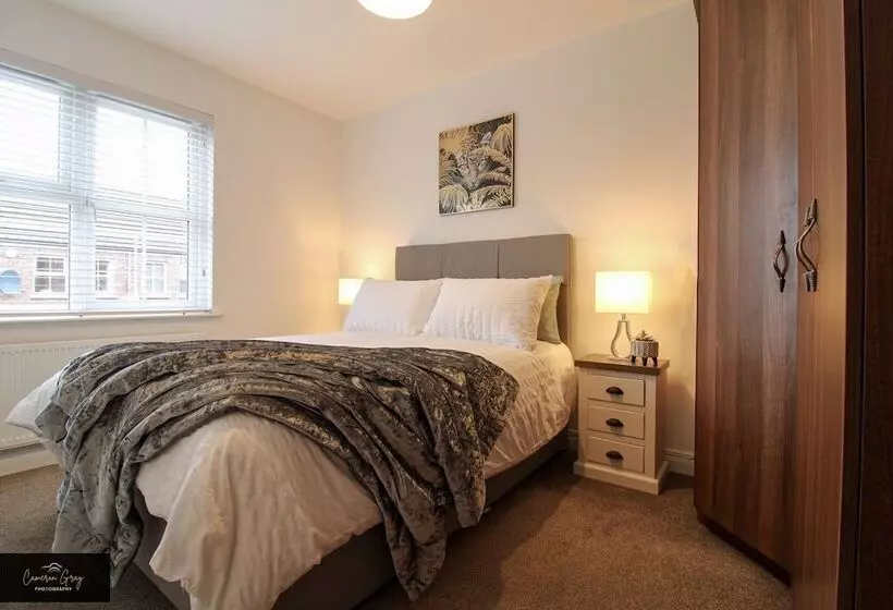 اقامتگاه Modern Home In Belfast, Office, Parking, Wifi