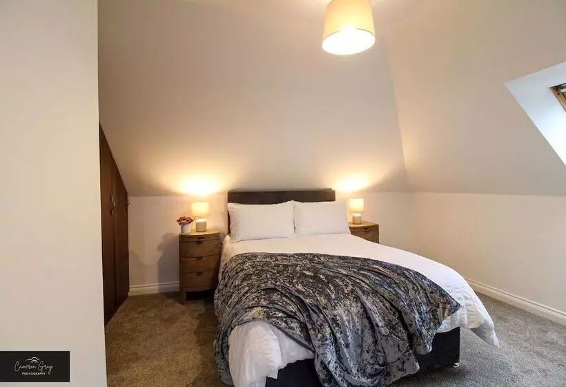 اقامتگاه Modern Home In Belfast, Office, Parking, Wifi