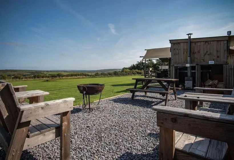 Lomakeskus Worms Head Glamping Tent   Llangennith