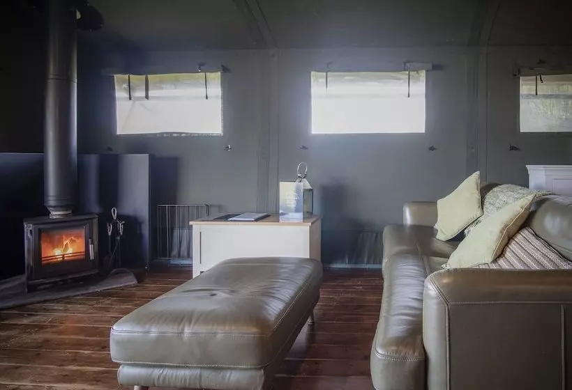 Lomakeskus Worms Head Glamping Tent   Llangennith