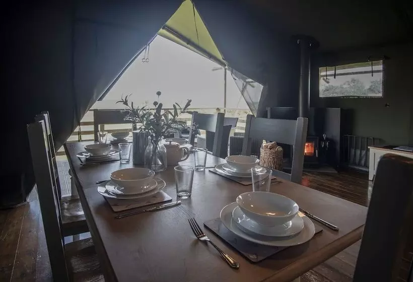 Lomakeskus Worms Head Glamping Tent   Llangennith