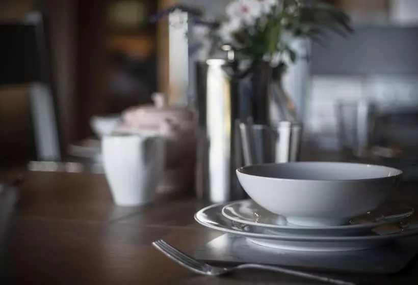 Lomakeskus Worms Head Glamping Tent   Llangennith