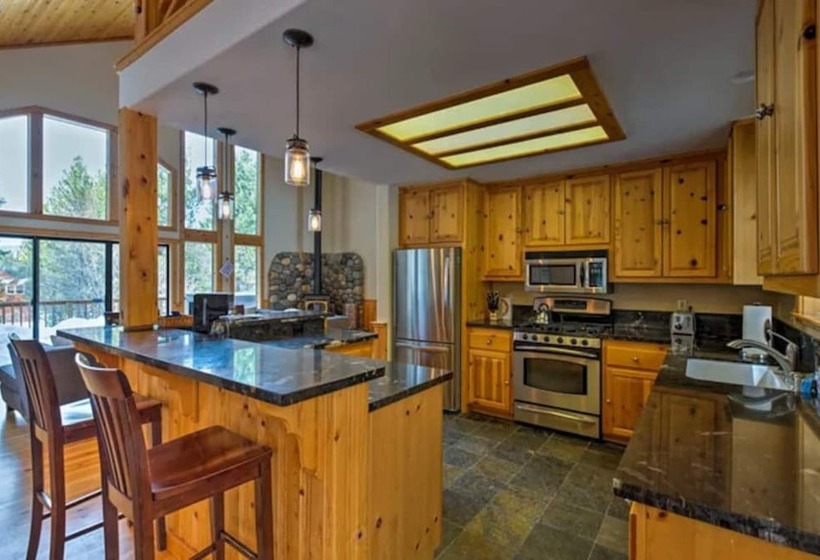 Black Bear By Avantstay Spacious Viking Lodge In Tahoe Donner W/ Game Room & Hot Tub!