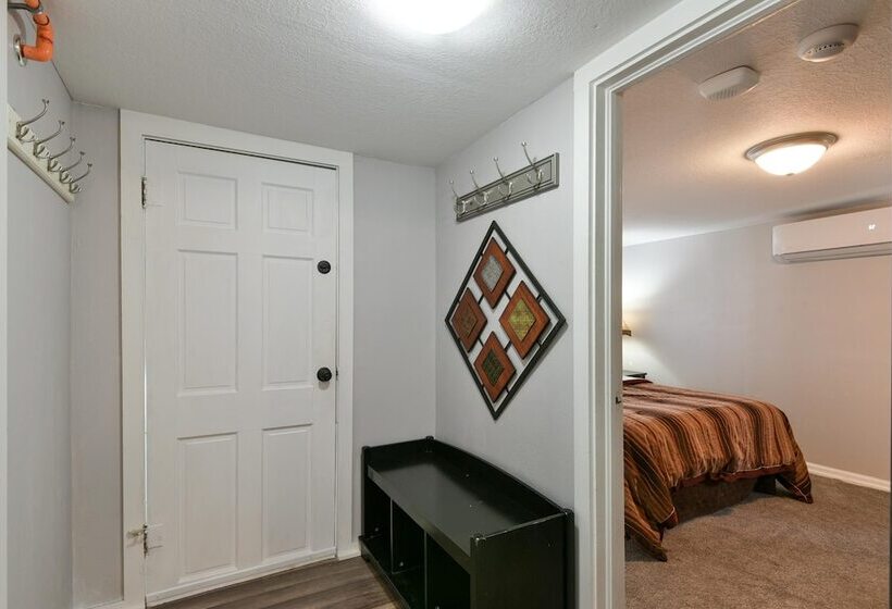 Downtown House  In Historic Branson   Awesome Location!! Discounted Rates!!