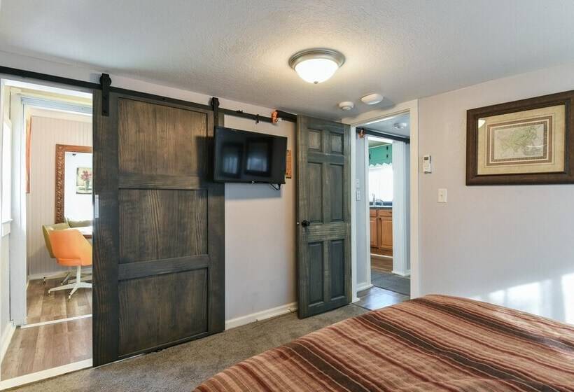 Downtown House  In Historic Branson   Awesome Location!! Discounted Rates!!