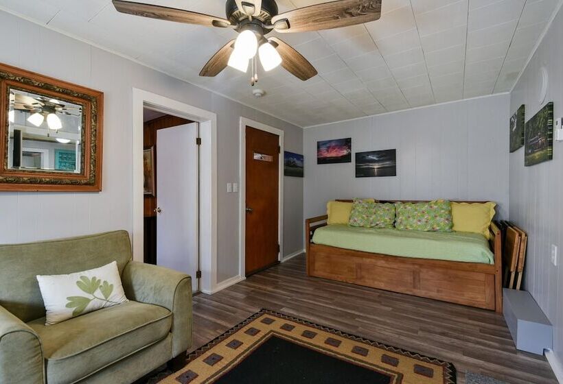 Downtown House  In Historic Branson   Awesome Location!! Discounted Rates!!