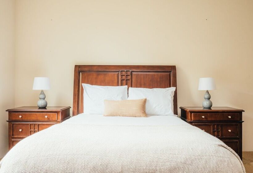 Firefly By Avantstay Spacious Backyard W/ Pool& Hot Tub!