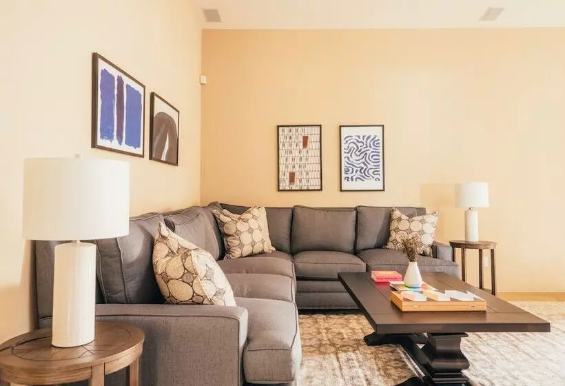 Firefly By Avantstay Spacious Backyard W/ Pool& Hot Tub!