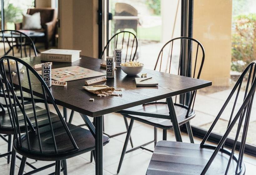 Firefly By Avantstay Spacious Backyard W/ Pool& Hot Tub!