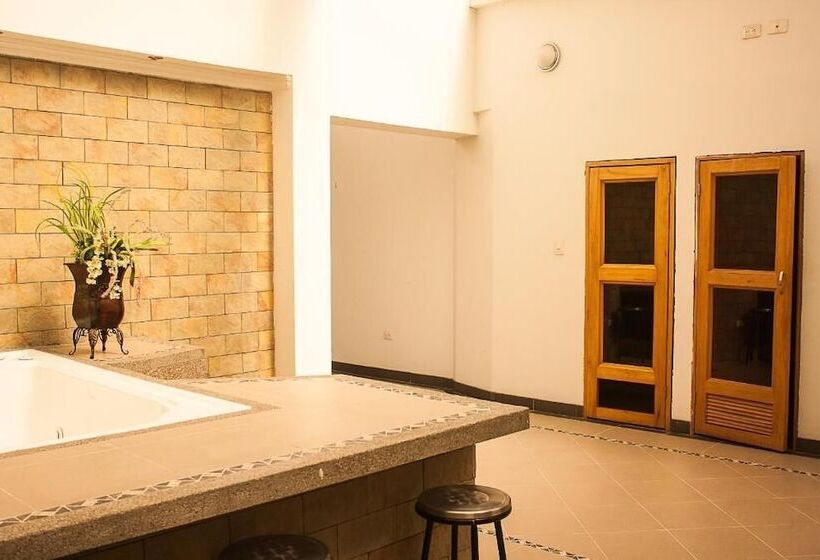 فندق Andinos Plaza