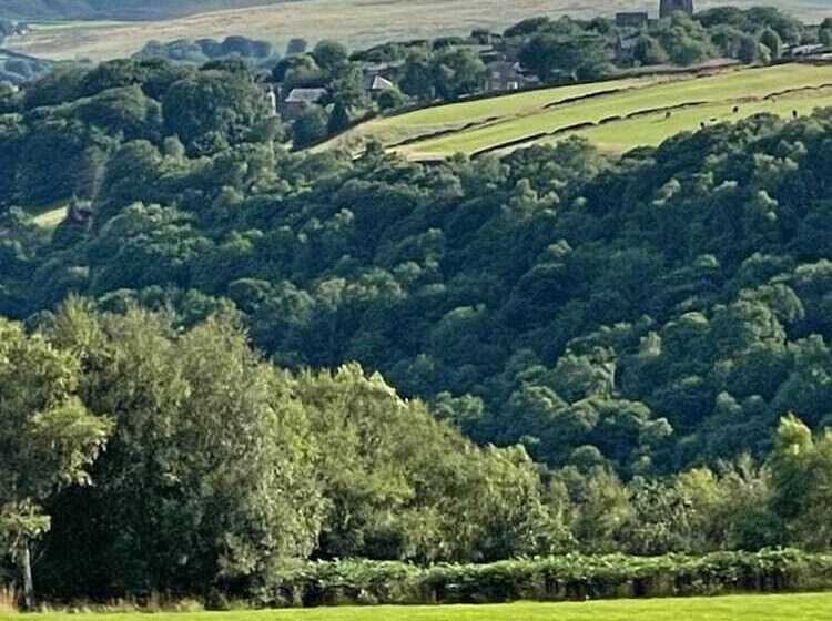 Отель Inviting 4 Berth Caravan In Hebden Bridge