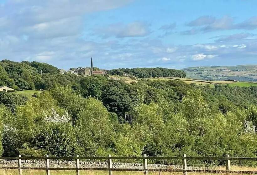 Hotelli Inviting 4 Berth Caravan In Hebden Bridge