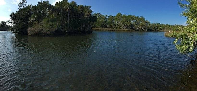 בית מלון כפרי Neptune S Grotto Waterfront Retreat