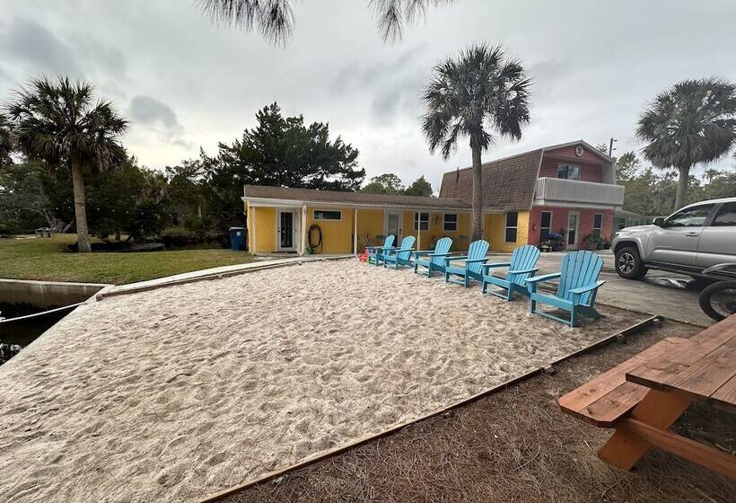 בית מלון כפרי Neptune S Grotto Waterfront Retreat