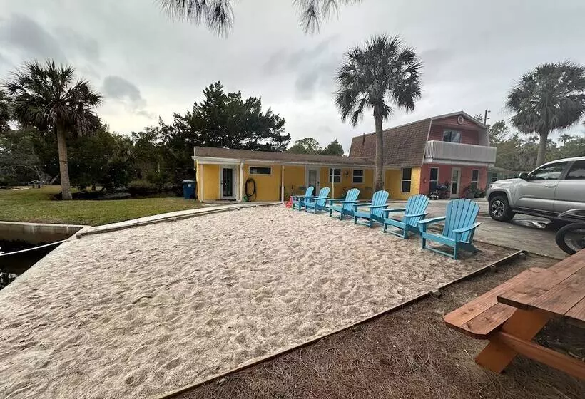 Hotelli Neptune S Grotto Waterfront Retreat