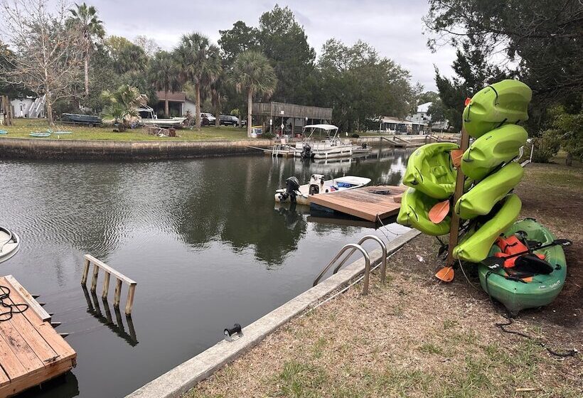 בית מלון כפרי Neptune S Grotto Waterfront Retreat