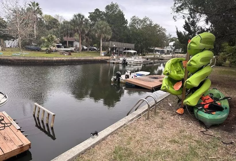 Hotelli Neptune S Grotto Waterfront Retreat