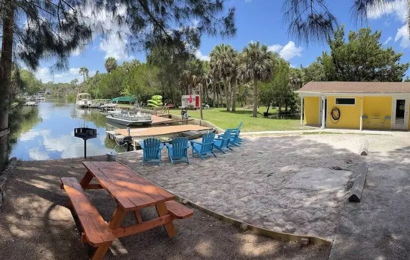 Hotelli Neptune S Grotto Waterfront Retreat