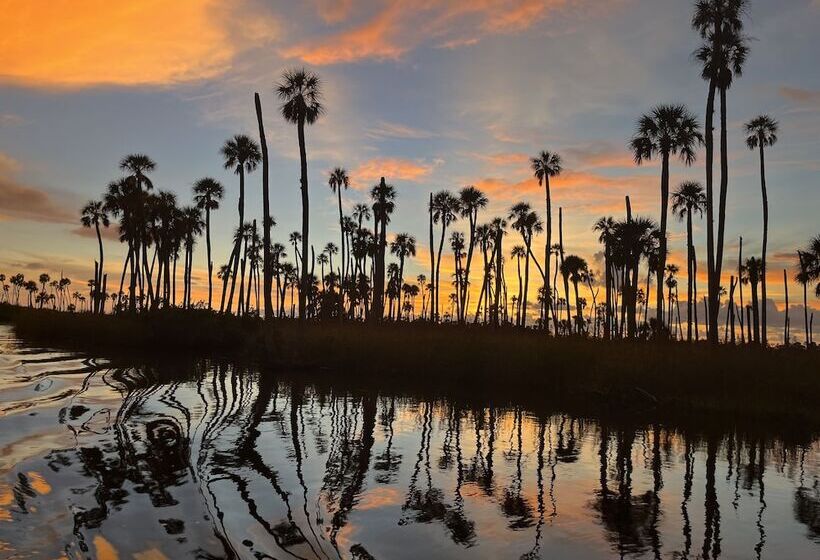 בית מלון כפרי Neptune S Grotto Waterfront Retreat