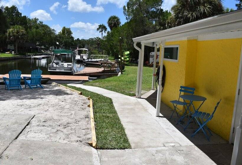 בית מלון כפרי Neptune S Grotto Waterfront Retreat