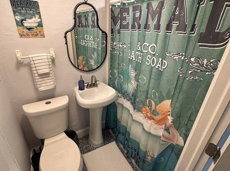 בית מלון כפרי Neptune S Grotto Waterfront Retreat