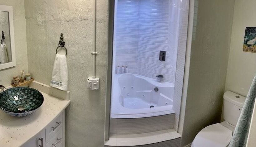 בית מלון כפרי Neptune S Grotto Waterfront Retreat