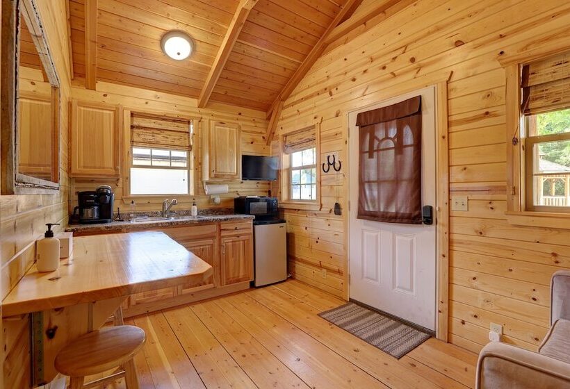 Отель Shire Valley Cabins, Charming Dayton Retreat